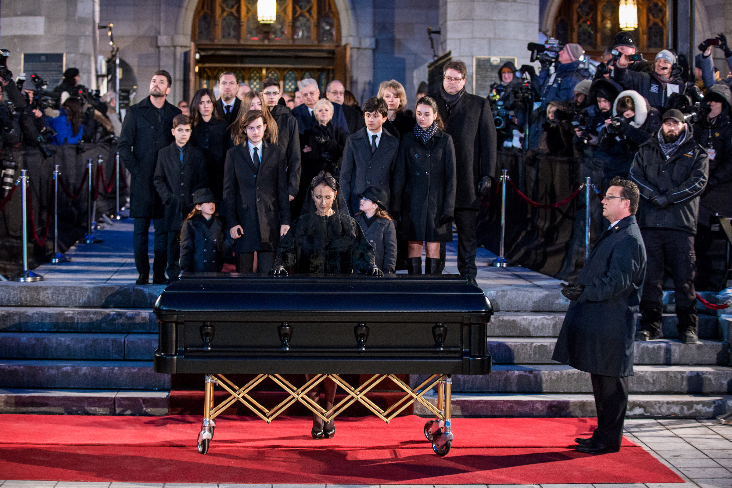  Les fans de Céline Dion pleurent René Angélil à Montréal  67981507-dc5c-4731-adc0-4960dd730b66_ORIGINAL
