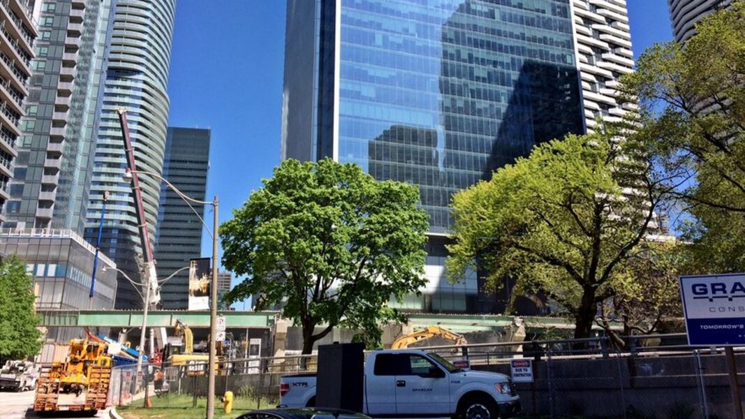 Une vitre se détache d'un gratte-ciel à Toronto | TVA Nouvelles - TVA Nouvelles