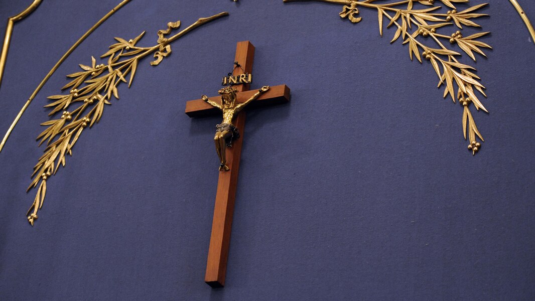 crucifix - LE CRUCIFIX au Québec : les autorités gouvernementales et municipales s'en débarrassent ! 8333fb1a-9519-4471-87d6-b42977b66277_16x9_WEB
