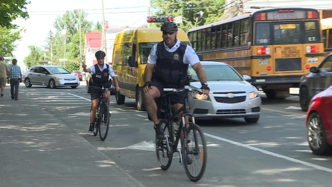 Des policiers à vélo plus près des citoyens à Magog - TVA Nouvelles